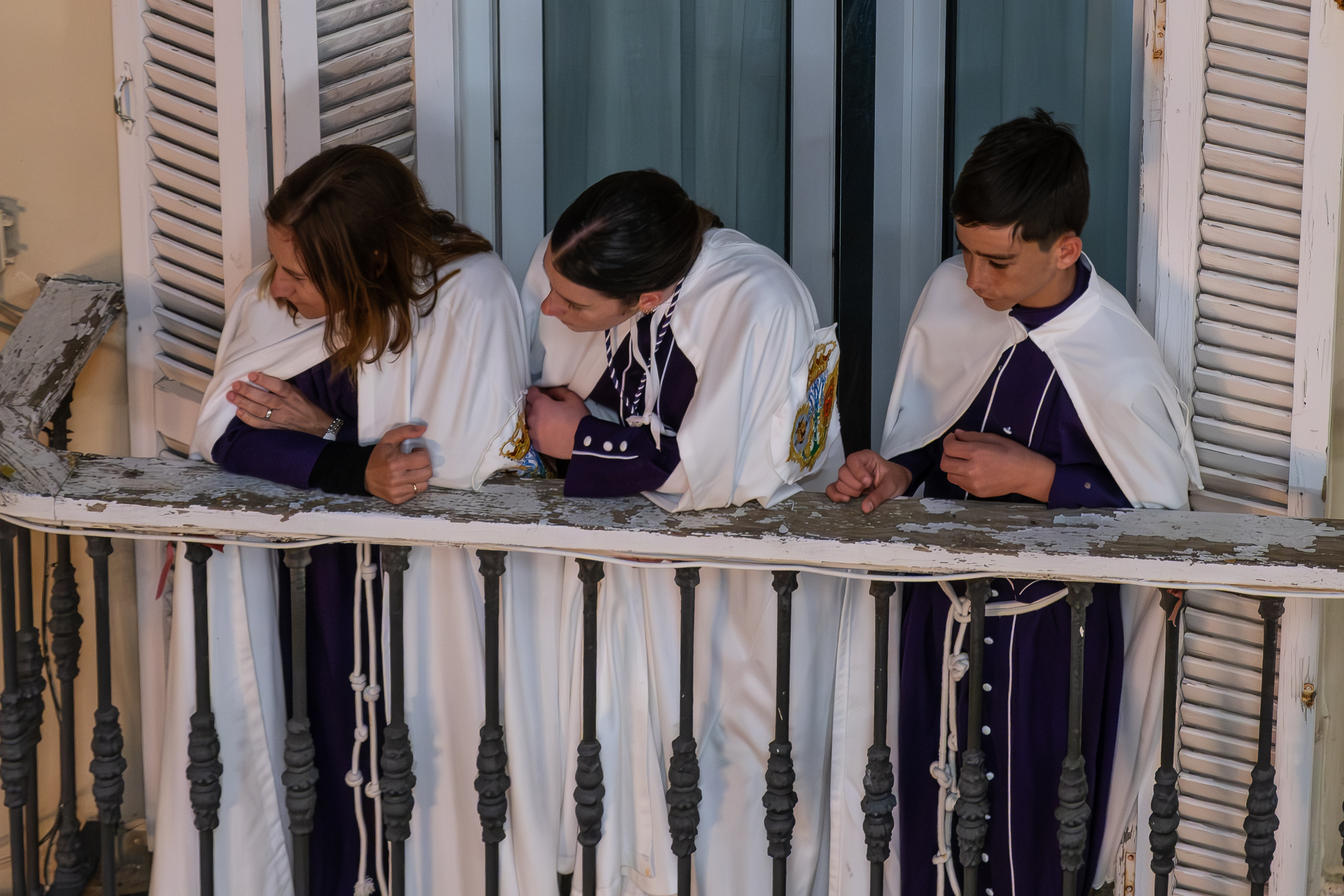 Nazarenos auf dem Balkon verfolgen das Geschehen
